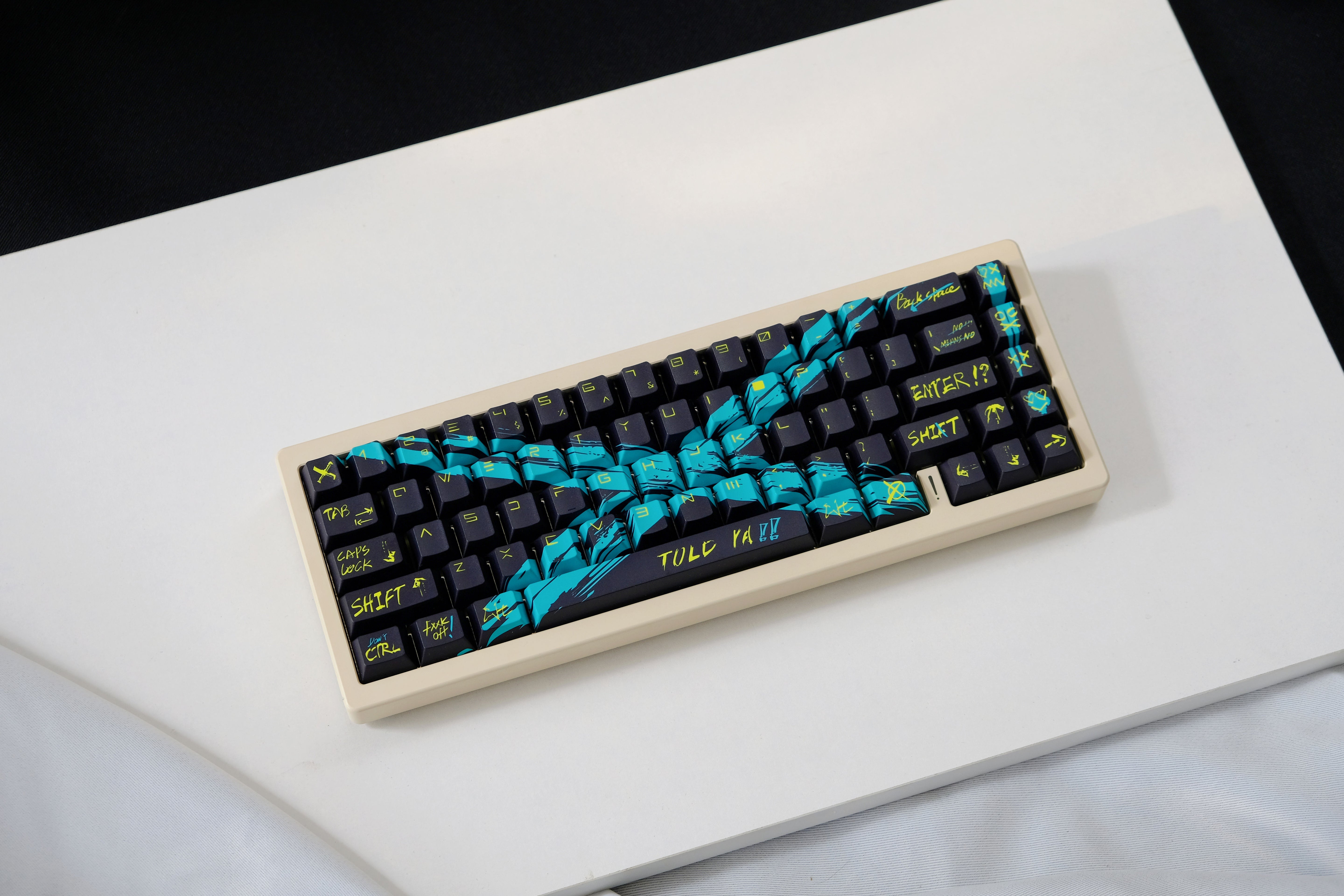 Against invalid Black Blue keycaps - joorkey