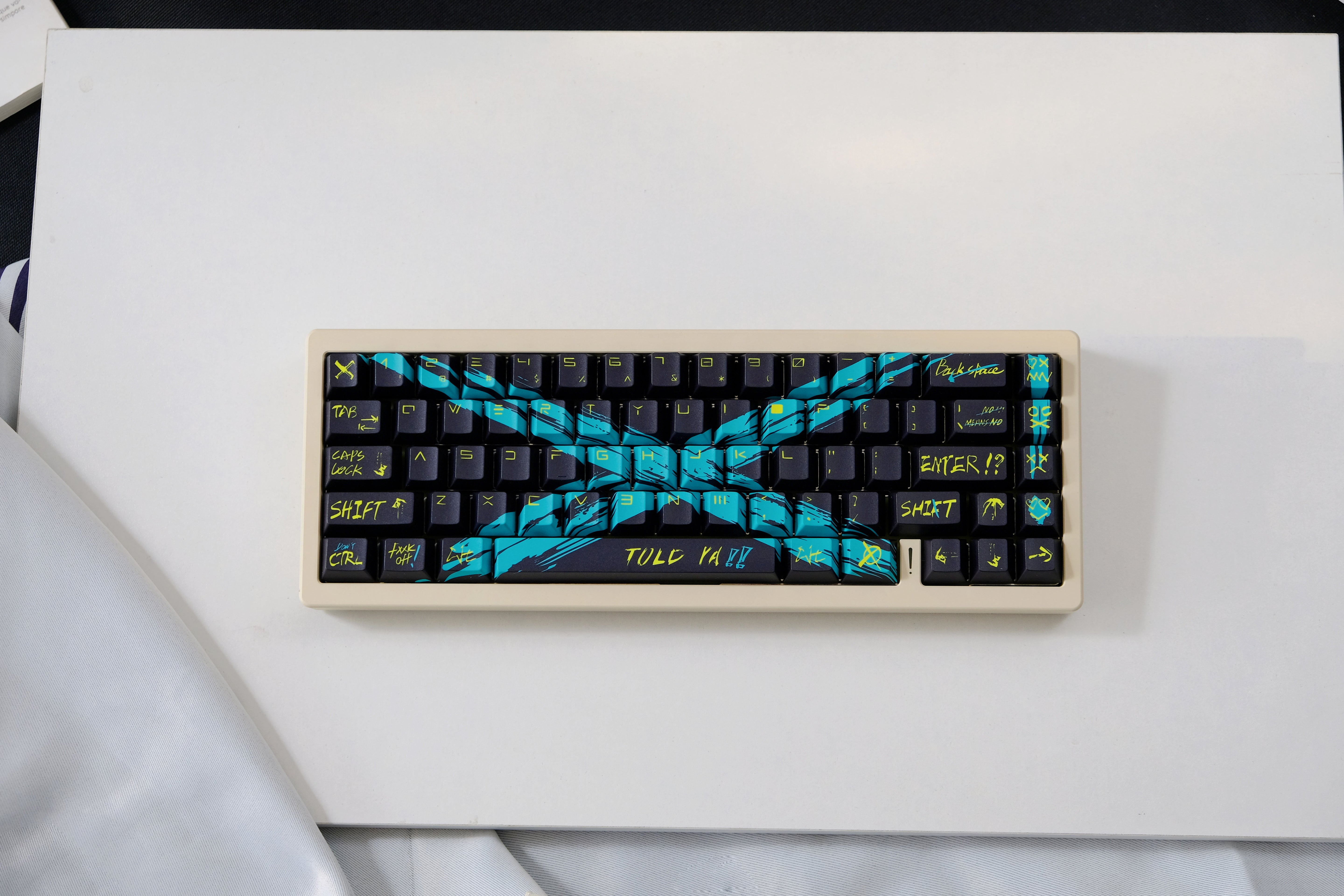Against invalid Black Blue keycaps - joorkey